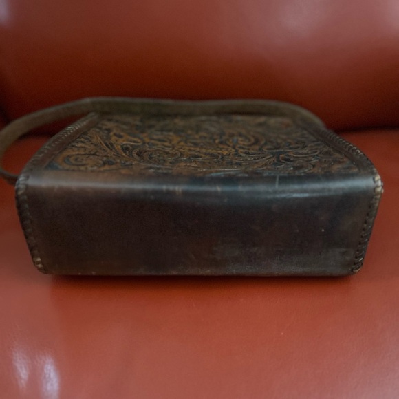 Vintage 1960’s hand tooled floral embossed leather purse. Brass Hardware. - Picture 6 of 12